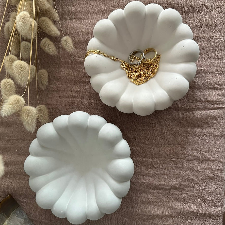 Cloud Bowl – runde Schale mit organischer Form | handgegossen & versiegelt | moin home vibes