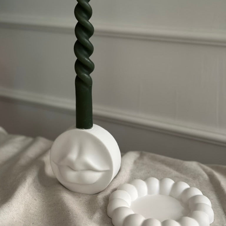 Küstenkuss – Kerzenständer · Handgemachtes Unikat mit Kussmund-Relief