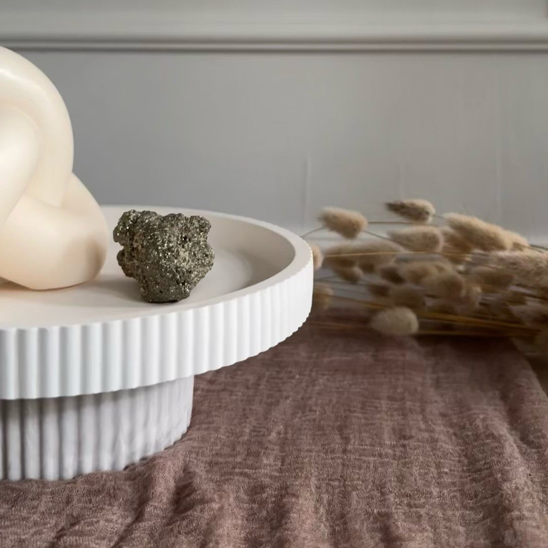 Linea Podia – Geriffeltes Tablett auf Fuß (Low & High) · Handgemacht