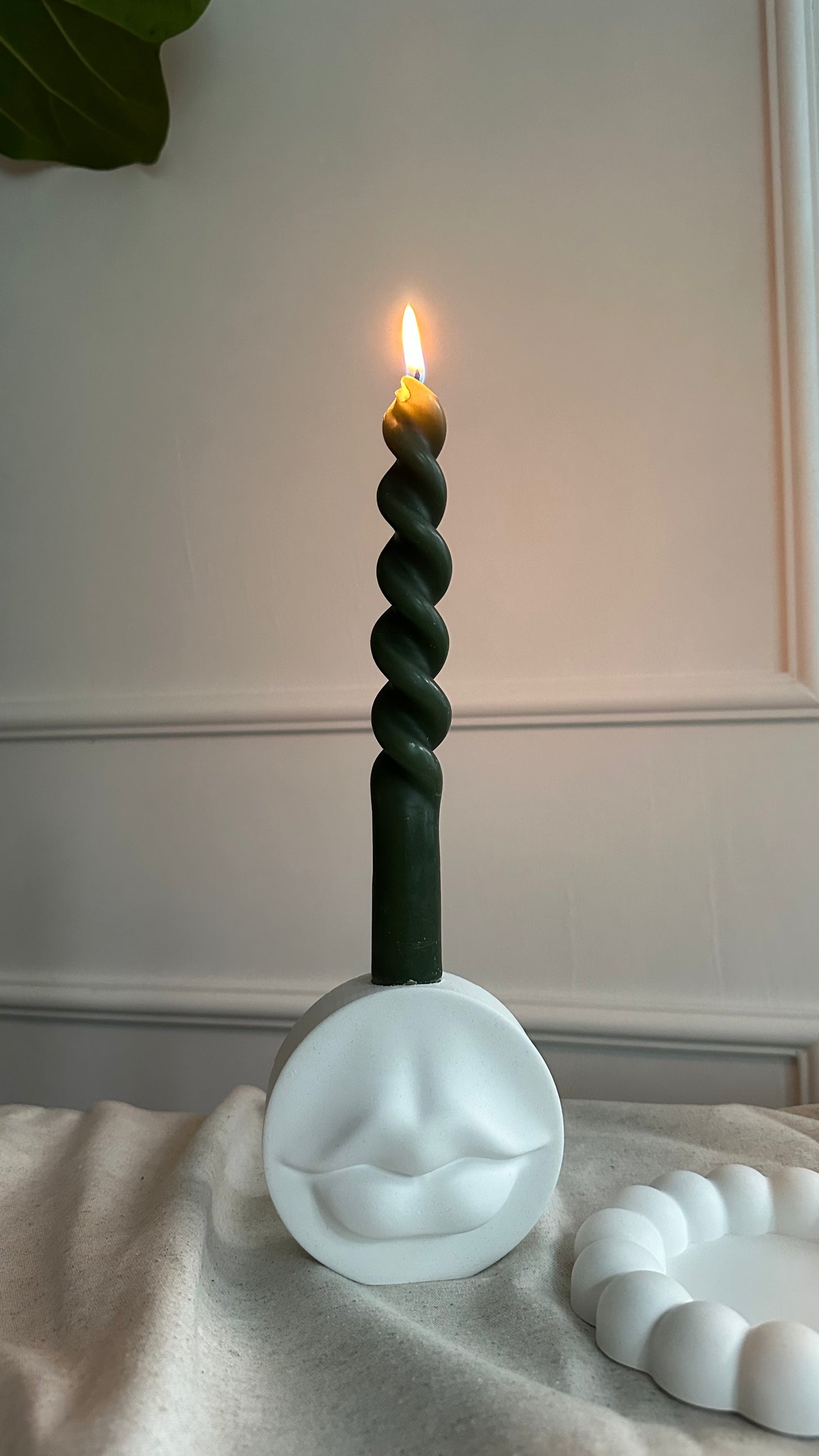 Küstenkuss – Kerzenständer · Handgemachtes Unikat mit Kussmund-Relief