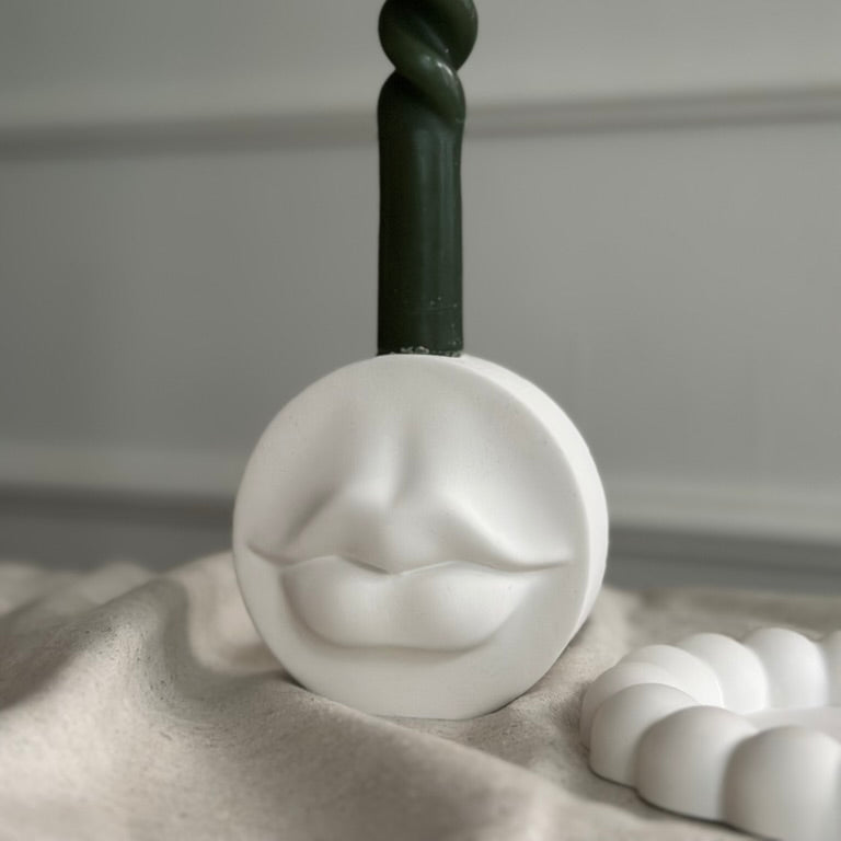 Küstenkuss – Kerzenständer · Handgemachtes Unikat mit Kussmund-Relief