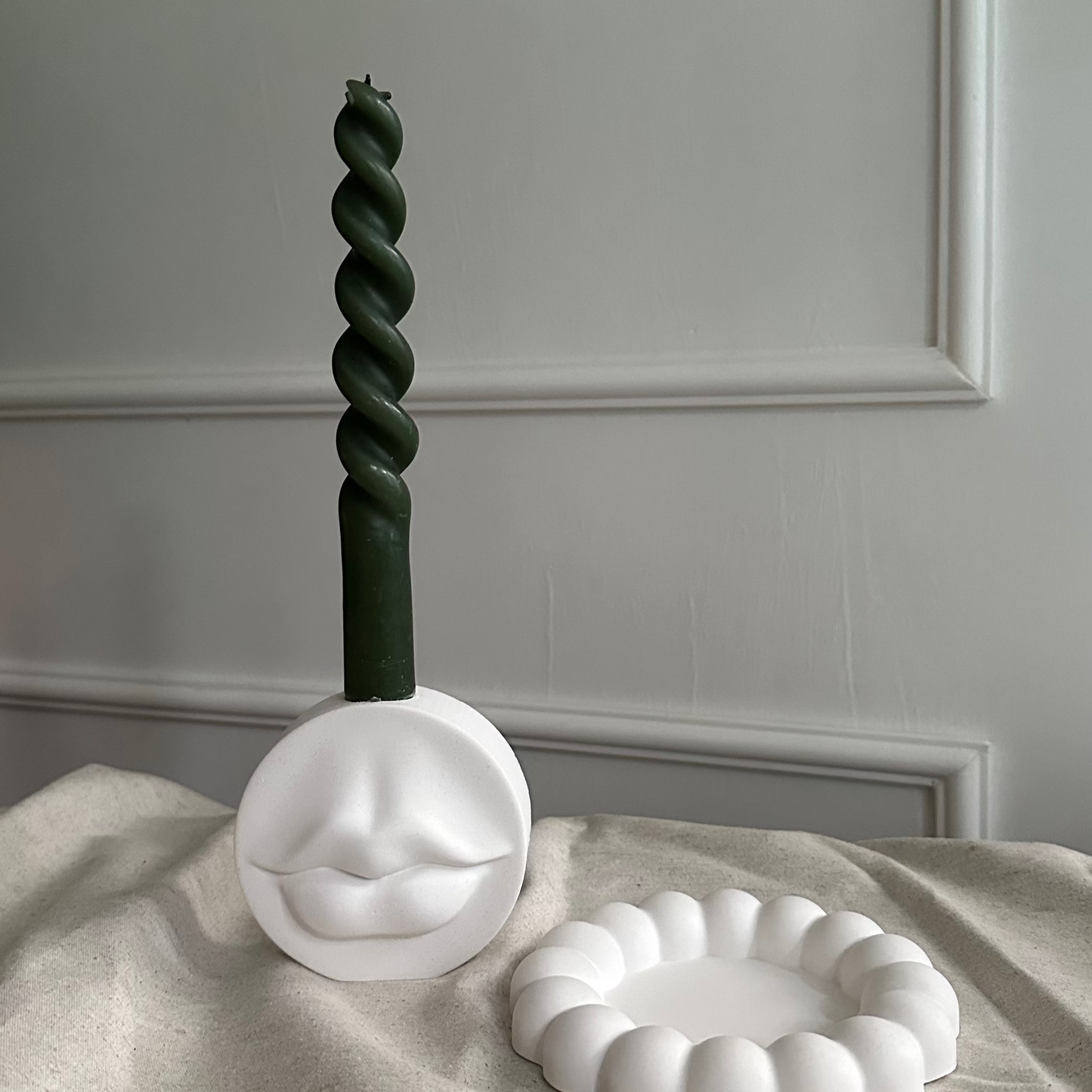 Küstenkuss – Kerzenständer · Handgemachtes Unikat mit Kussmund-Relief