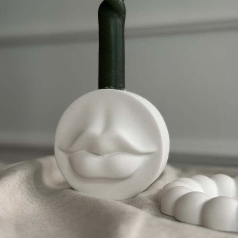 Küstenkuss – Kerzenständer · Handgemachtes Unikat mit Kussmund-Relief