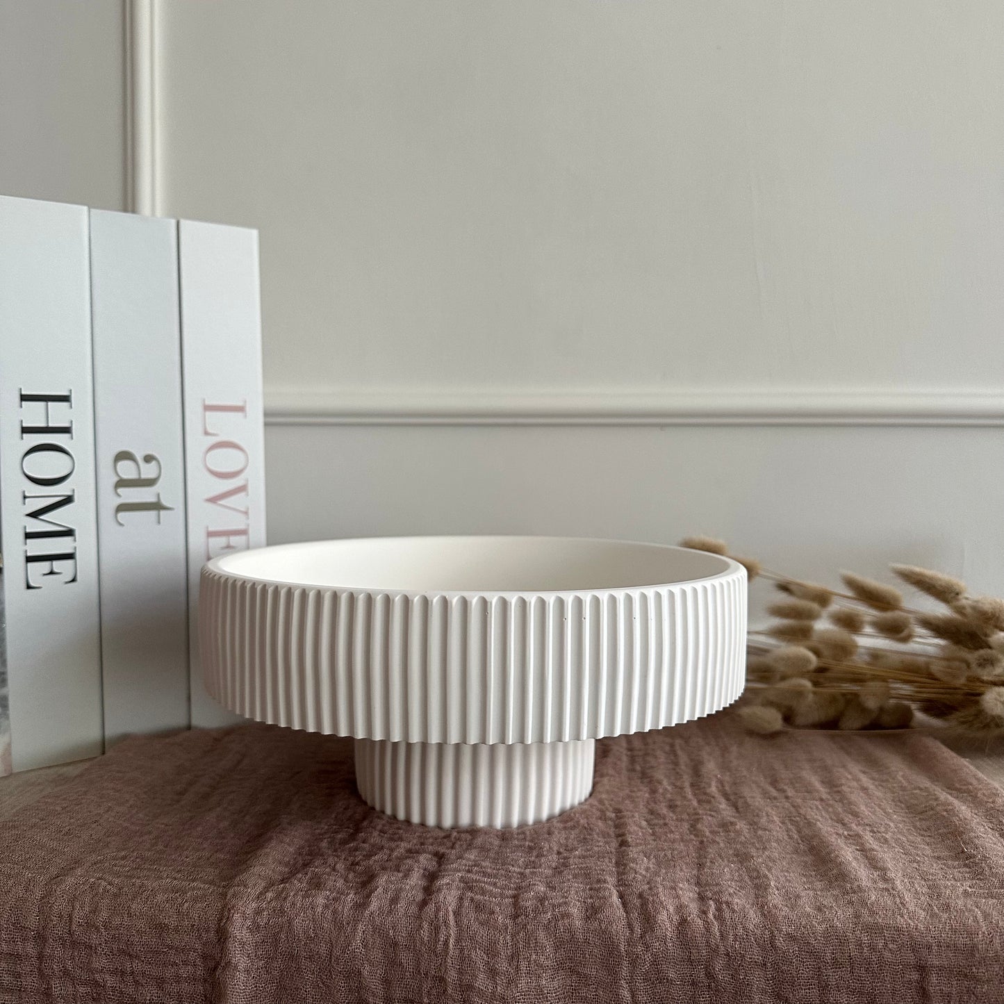 Linea Podia – Geriffeltes Tablett auf Fuß (Low & High) · Handgemacht