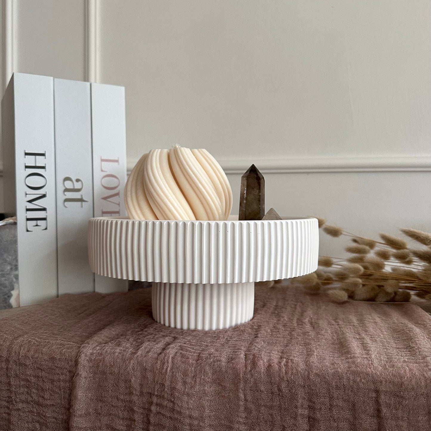 Linea Podia – Geriffeltes Tablett auf Fuß (Low & High) · Handgemacht