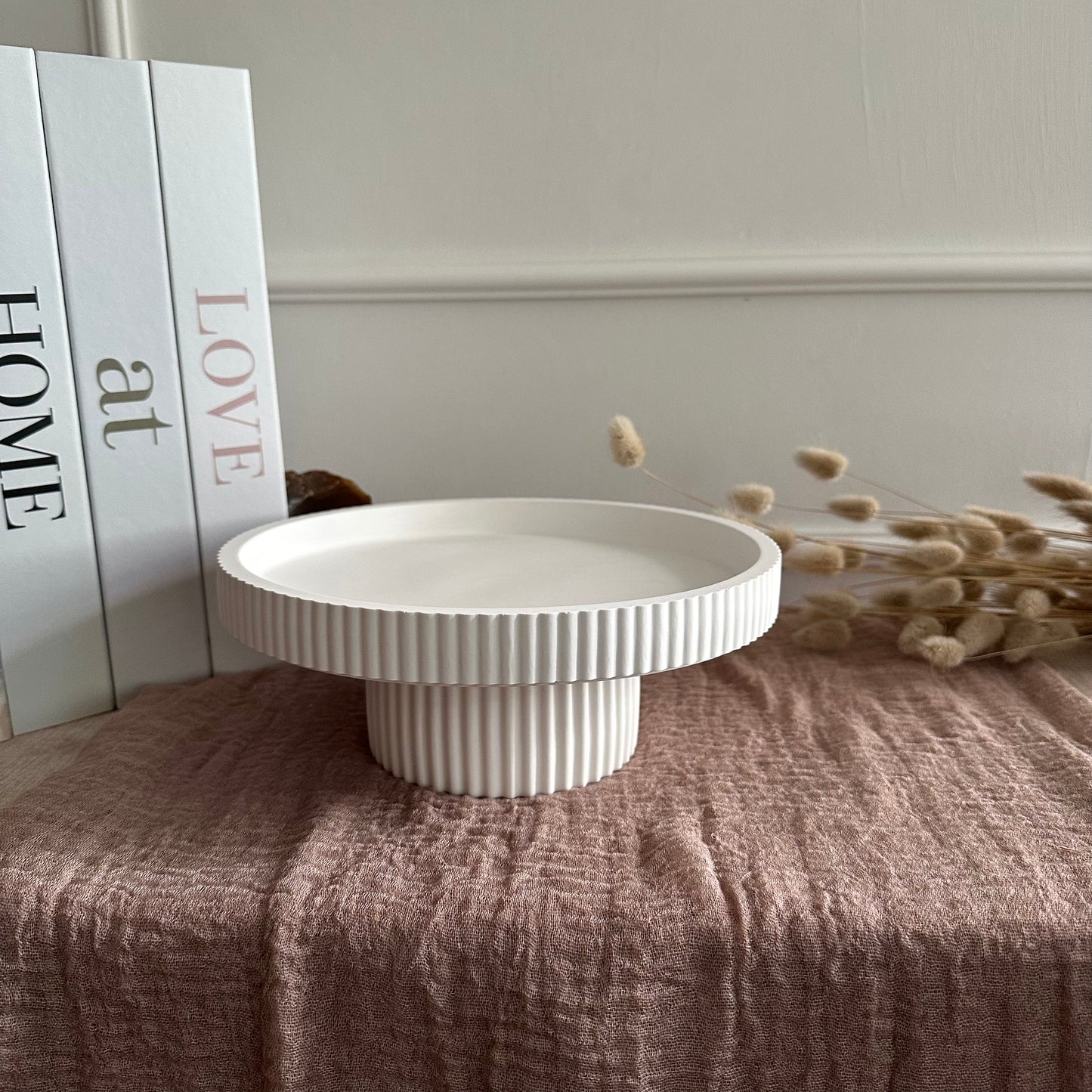 Linea Podia – Geriffeltes Tablett auf Fuß (Low & High) · Handgemacht