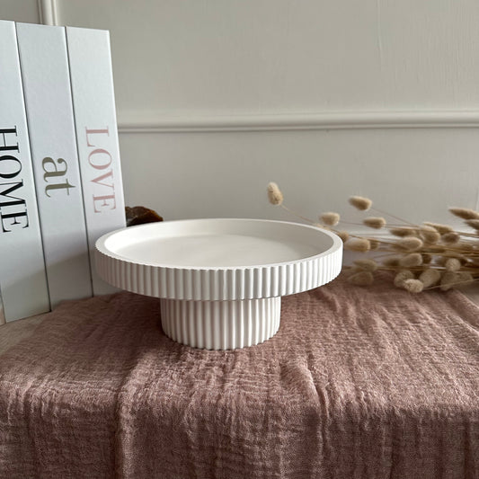 Linea Podia – Geriffeltes Tablett auf Fuß (Low & High) · Handgemacht