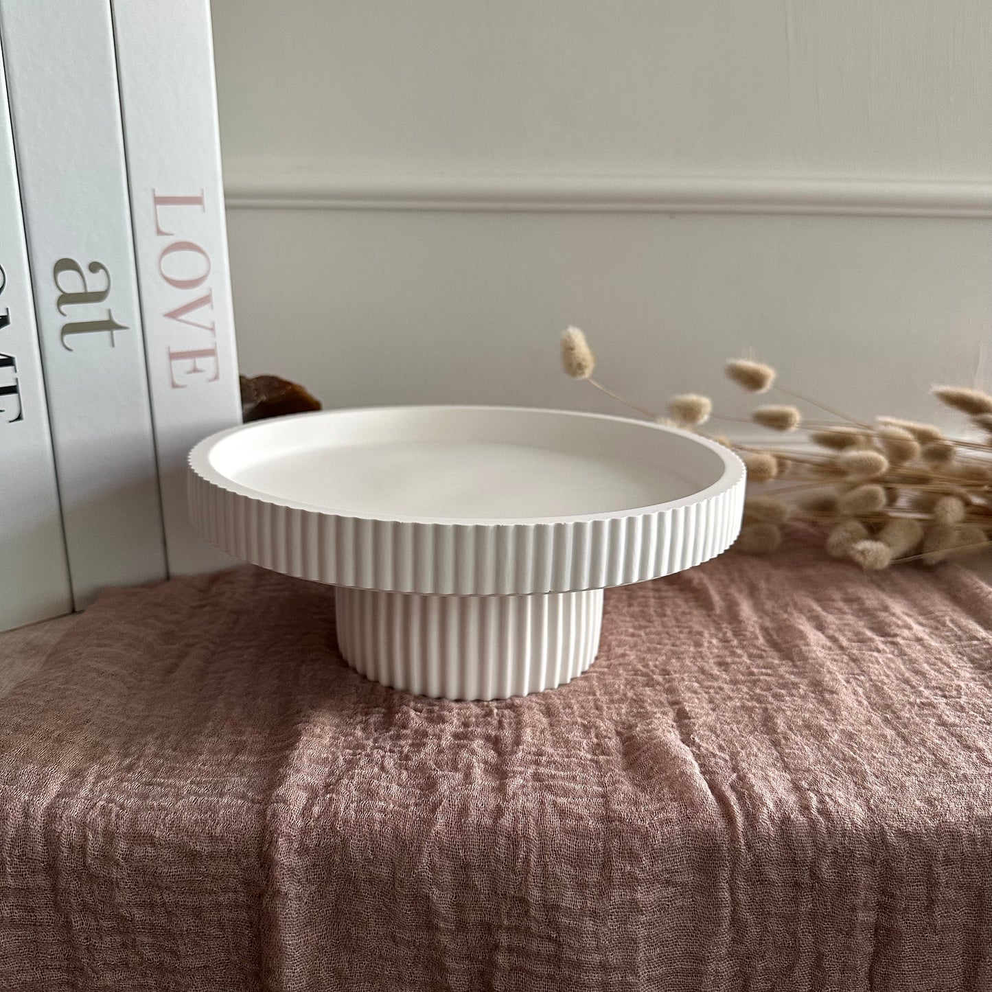 Linea Podia – Geriffeltes Tablett auf Fuß (Low & High) · Handgemacht