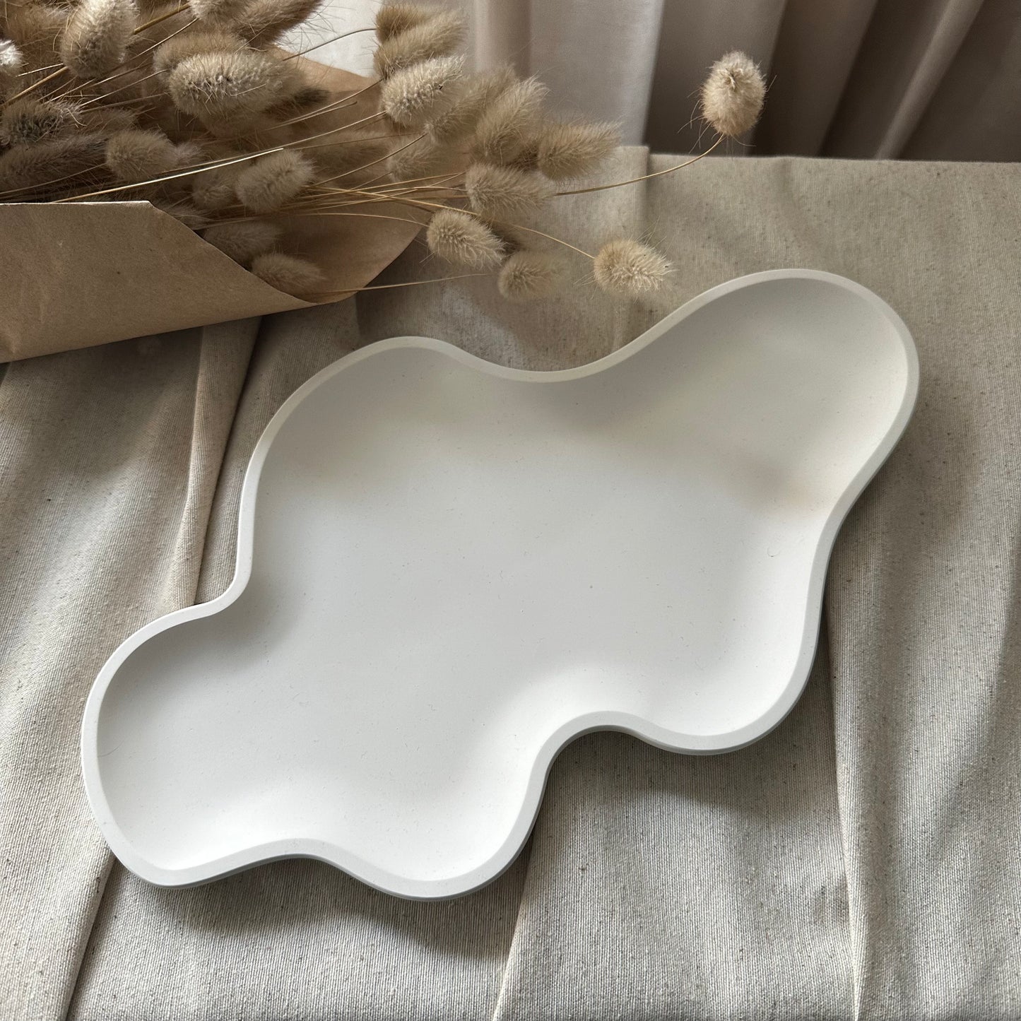 Clouds – Organisches Design-Tablett · Handgemachtes Unikat für modernes Interior