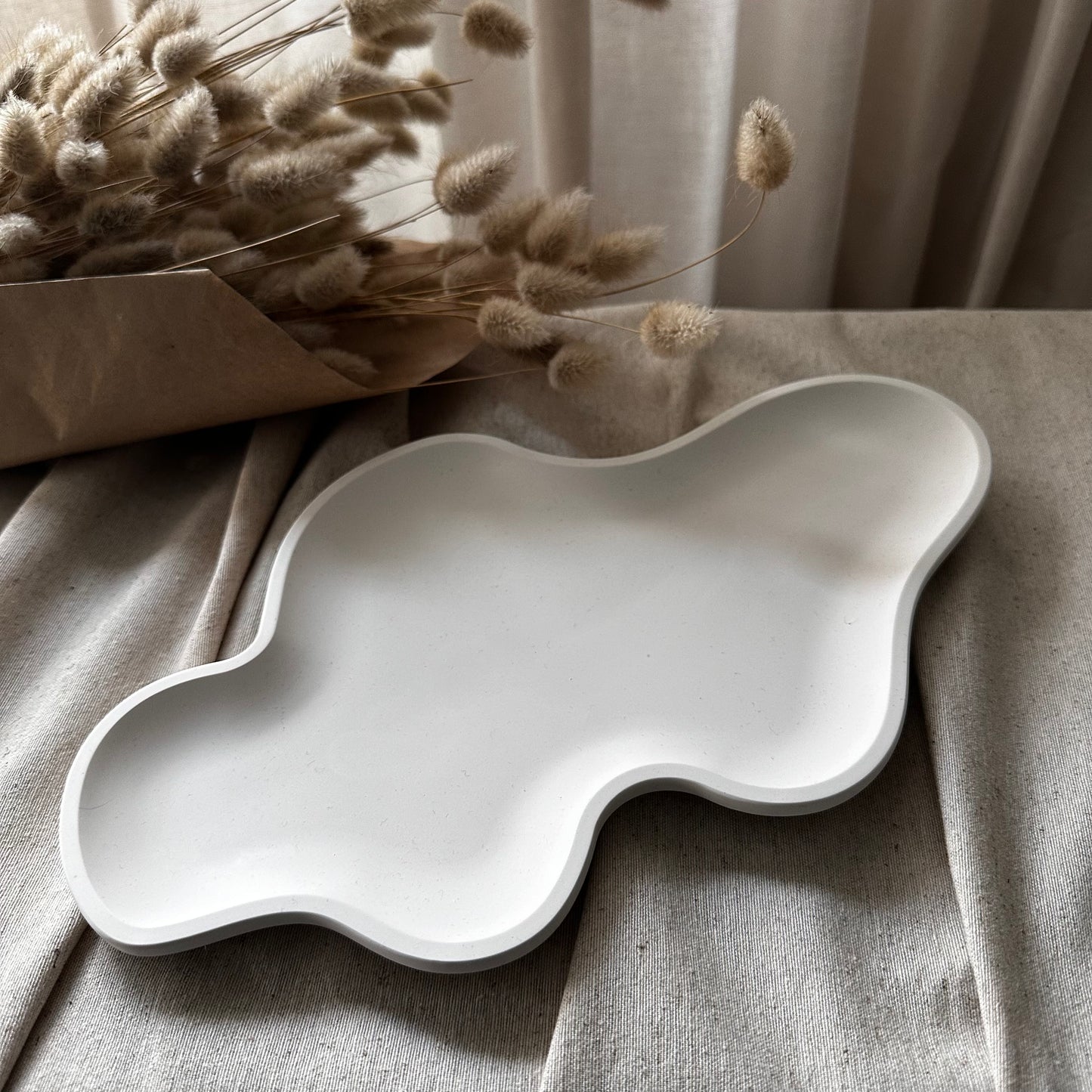 Clouds – Organisches Design-Tablett · Handgemachtes Unikat für modernes Interior